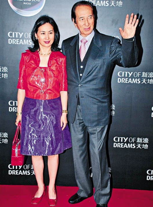 <em>何鸿燊</em>与<em>女儿何超琼</em>+资料图