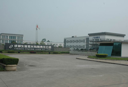 四自然人蹊跷入股成都东骏