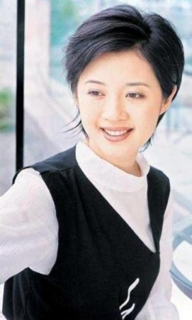 杨澜,主持年份:1992-1993年,杨澜长发造型感觉很温柔哦,能瞬间秒杀