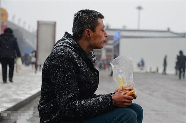 看后很心酸 一个农民工春节期间的谋生组照