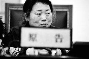 原告席上的陈女士提起女儿仍难掩悲伤。