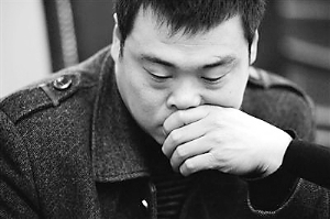 丈夫万先生则在被告席上,情绪消沉。