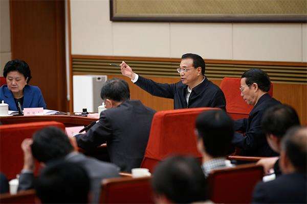 “东北是我们国家的老工业基地,是‘共和国的长子’,工业、农业基础雄厚,各种资源、产业、人才、基础设施等条件都很优越,发展潜力巨大。”李克强总理在10月18日的国务院振兴东北地区等老工业基地推进会议上说,“各级干部要增强信心,加快扭转困难局面。”