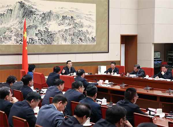 一位地方负责人在发言中介绍,东北一个老“煤城”在推进去产能的同时,通过发展农产品网上销售,带动大量就业。李克强就此表示:“振兴东北就是要立足创新驱动和开放合作,抢抓新旧动能转换机遇,推动大众创业、万众创新,发展新业态、新模式和新经济。”