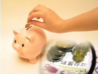 储蓄一般是不大动用的资金的存储，如定期存款。不过储蓄账户也可以稍微扩大一些内涵，储蓄也可以是购置的高等级债券(国债)、固定收益类产品，这些是有确定收益的投资品也相当于储蓄。