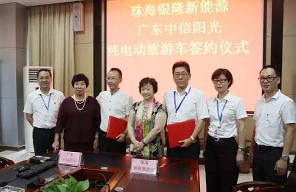 珠海银隆与广东中信阳光纯电动旅游车签约仪式,左四为谢京池。 据一名爆料人告诉澎湃新闻记者,其在2009年经人介绍,认识了谢京池,谢自称是政府高官的亲戚,要在爆料人所在的地区投资多个项目,投资额动辄数十亿,但最后都无疾而终。 这名爆料人此前曾在博客上发布多篇文章,指控谢京池成立空壳公司国正实业及广汇源实业,然后去找项目,找到项目后,又通过空手套狼的方式寻找投资方融资,从而从中获利。此外,该爆料人还通过博文称,谢京池还以中国文物保护基金会和老年发展基金会华南区负责人的身份,以保护文物和发展老年事业为