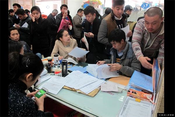 上海房价急速上涨 记者直击各区房地产交易中心