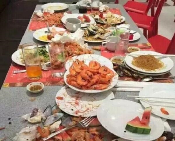 中国游客泰国 吃自助餐疯狂铲虾  网友:没吃过虾