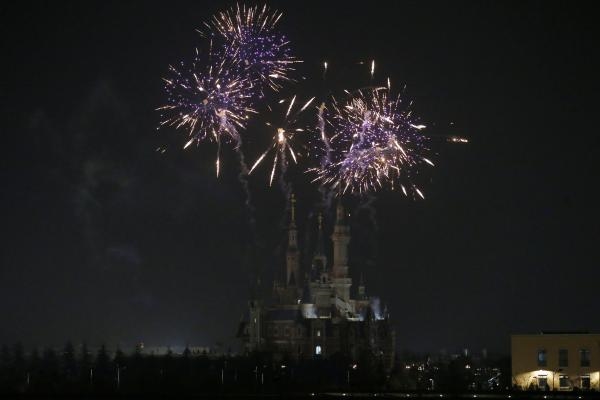 上海迪士尼乐园烟花试放 五光十色照亮梦幻城堡