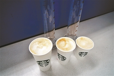 拿铁咖啡被指量不足 星巴克称因奶泡冷却后减