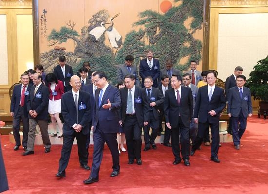 国务院总理李克强31日下午在人民大会堂会见来华出席亚洲新闻联盟年会的各国媒体负责人。新华社姚大伟摄 国务院总理李克强31日下午在人民大会堂会见来华出席亚洲新闻联盟年会的各国媒体负责人。新华社