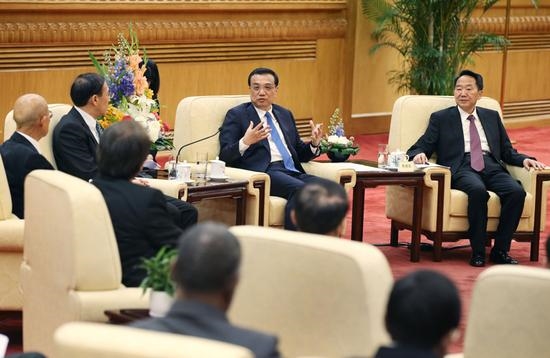 国务院总理李克强31日下午与出席亚洲新闻联盟年会的各国媒体负责人座谈。新华社姚大伟摄 国务院总理李克强31日下午与出席亚洲新闻联盟年会的各国媒体负责人座谈。新华社