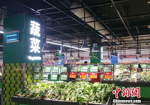 北京某超市的蔬菜区。中新网记者李金磊摄 