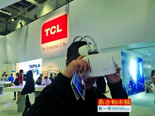 T C L品牌+阿尔卡特品牌,V R一体机是阿尔卡特品牌。南都记者莫柳摄 中国品牌发力欧洲高端市场