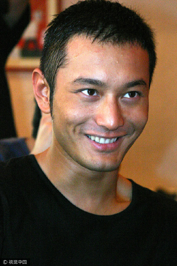 男星闪瞎人眼的土帅照 腿短没脖黝黑本土气息扑鼻