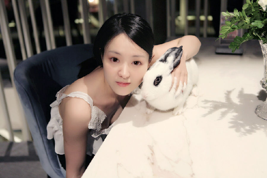 "成都最美校花"大秀性感写真 网友:充满诱惑力