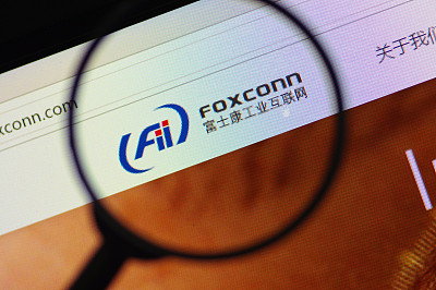 富士康“特事特批”火速上市 以“书面承诺”化解同业竞争问题
