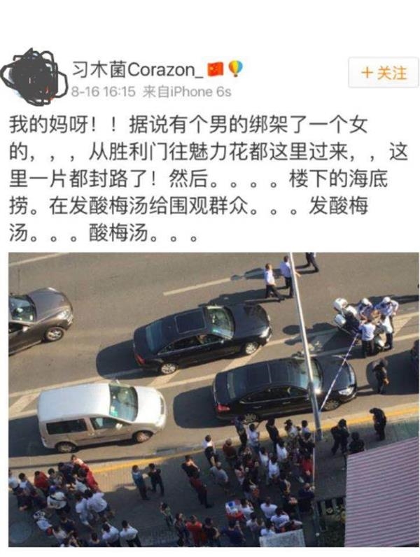 又或者待遇体系,海底捞的员工住宿待遇也十分不错,有一定的宿舍物管小区,虽然不宽敞,但是有档次,电脑、wifi、空调该有的都有。而且员工还不用自己洗衣服,有阿姨专门负责,海底捞的员工吃饭也不在店里,有专门的阿姨做菜。 再进一步,感恩体系,在海底捞有个说法,叫嫁妆,即使你离开了海底捞,你依然能拿到属于你的东西。一个店长离职,只要任职超过一年以上,给8万块的嫁妆,就算是这个人被小肥羊挖走了,也给。张勇解释:因为在海底捞工作太累,能干到店长以上,都对海底捞有贡献,应该补偿。他说,如果是小区经理(大概管