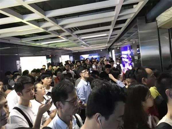 (广州地铁3号线体育西路站等待上地铁的人群.图片源自:朋友圈)