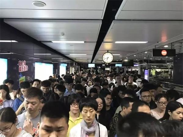 五一出游到处堵堵堵!地铁被
