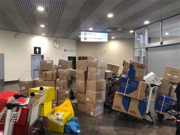 快讯：四川美女扛回5800个口罩！浙江人背回2吨