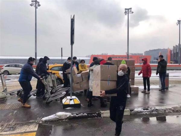 快讯：四川美女扛回5800个口罩！浙江人背回2吨