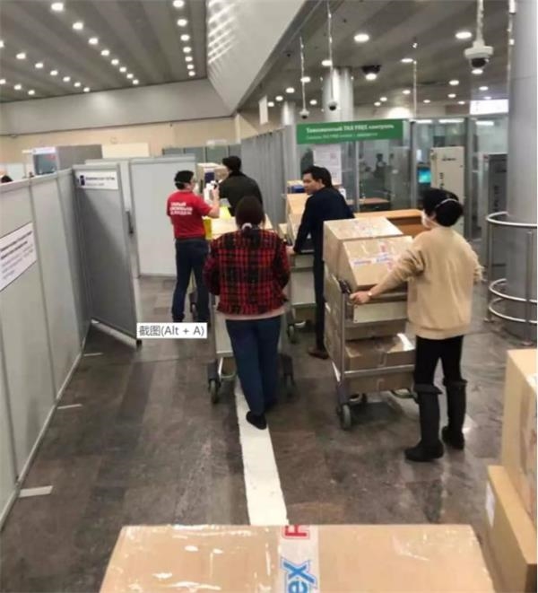 快讯：四川美女扛回5800个口罩！浙江人背回2吨