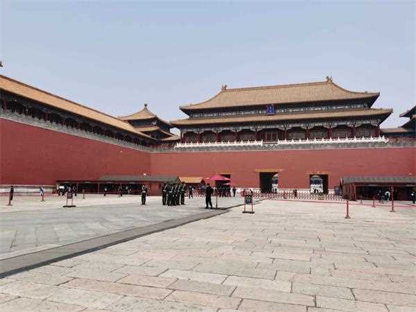 sz) 正文     5月1日,券商中国记者实探了中山公园,故宫等景点.