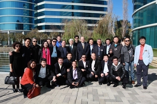 2,泰山会会长柳传志,理事长段永基.