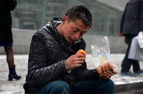 看后很心酸一个农民工春节期间的谋生组照