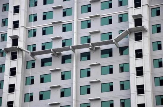 建筑物外墙竟然盖了一条"悬空楼梯"连接各楼层,还都不设围栏,光看就