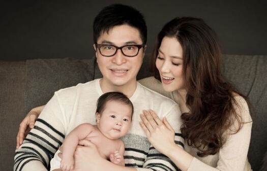 徐子淇和老公李家诚的婚姻幸福美满.