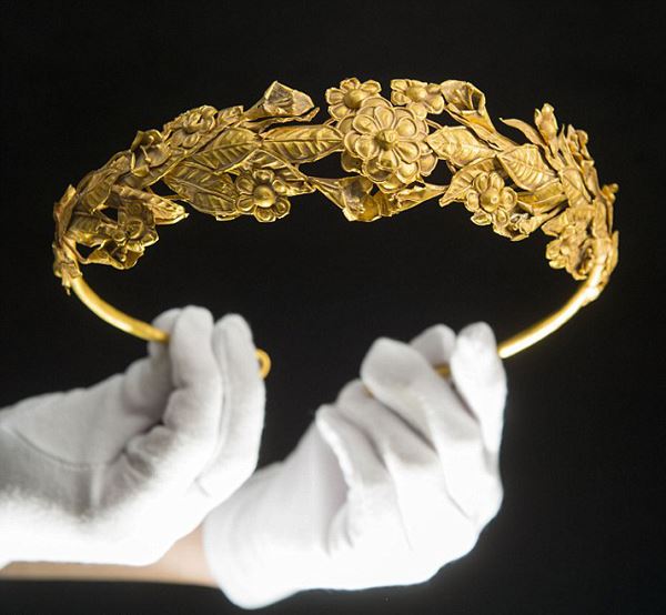 英国发现古希腊纯金桂冠 竟放在破纸盒中