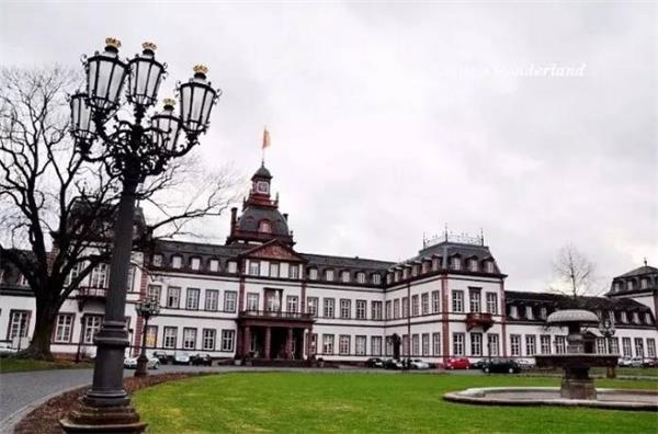 卡塞尔整座城市就像是现实中的城堡一般,充满着艺术气息.