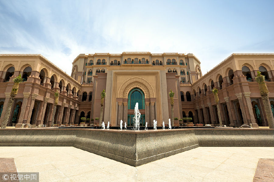 酒店的外形仿佛是一座水上清真寺,有着浓郁的中东风情.