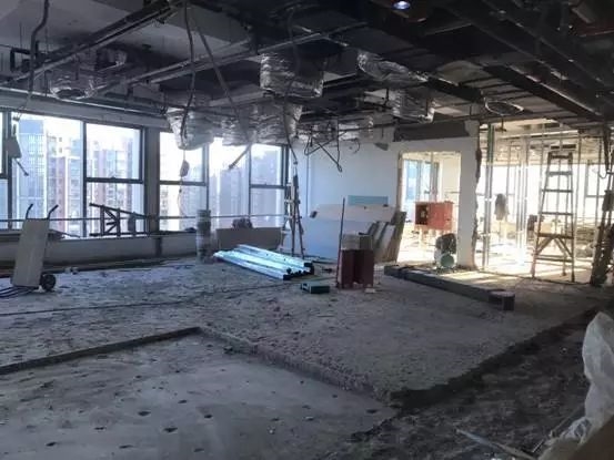 ▲四家公司所在楼层看上去俨然是一副还在等待施工的毛坯房模样(每经影视实习记者毕媛媛摄)