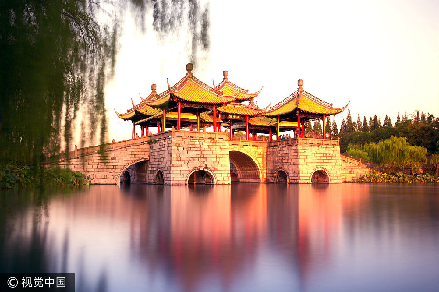 扬州,古称广陵,江都,维扬,建城史可上溯至公元前486年,扬州历史悠久