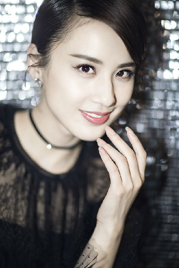 近日,黄圣依出席活动拍摄写真,2套简约大气的时尚装扮尽展辣妈风采