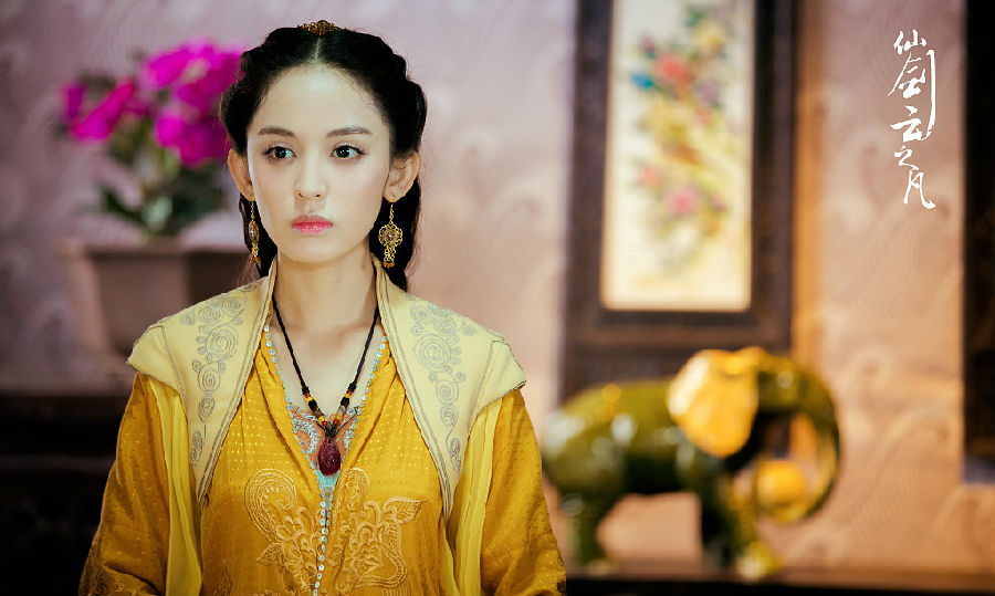 古力娜扎,五官搭配合理,皮肤白皙细嫩,身材姣好,宛如仙女下凡.