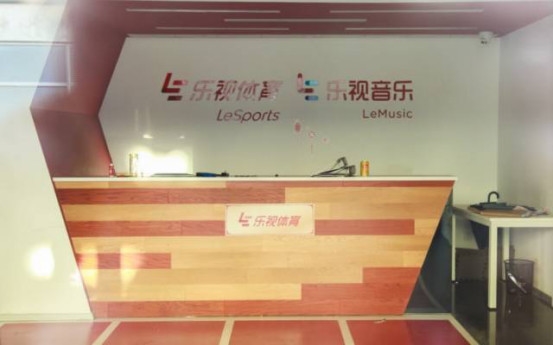 11月22日,腾讯《棱镜》探访乐视体育北京公司办公地,其租用的13号已经人去楼空,减员剩余的约200名员工搬去了对面的12号楼。拍摄:《棱镜》