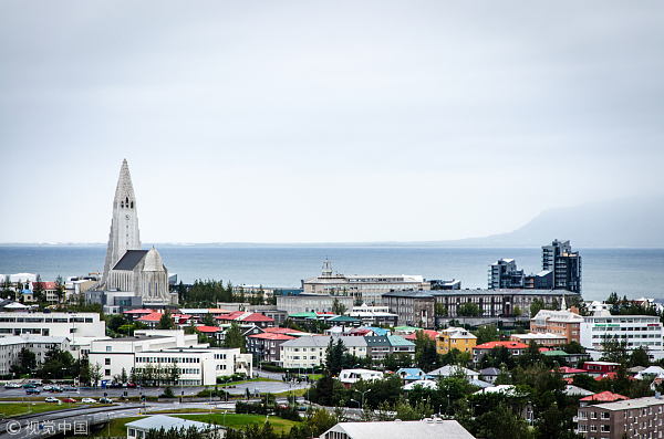 首都是雷克雅未克,也是冰岛的最大城市,首都附近的西南地区人口占全国