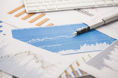 黄益平：坚持去杠杆方向不动摇