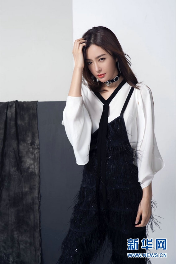 秦岚早春office风写真大片 未临之境鲜花盛开 提示:键盘也能翻页,试试