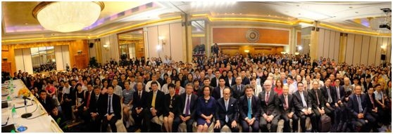 <strong>(图片说明:李嘉诚先生荣休前最后一次以集团主席身份主持股东周年大会,应股东要求于会后拍摄大合照)</strong>