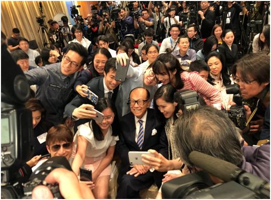<strong>(图片说明:许多青年人视李嘉诚先生为崇拜的偶像)</strong>