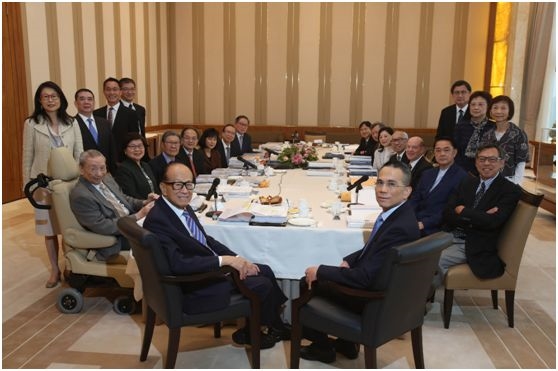 <strong>(图片说明:李嘉诚先生与李泽钜及同事好友合照)</strong>
