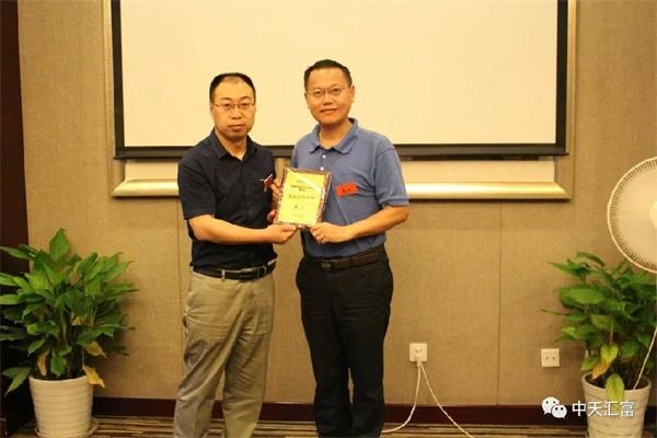 吕森林为吴江导师颁奖