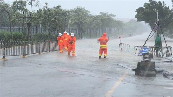 广东遭受历史上最强台风,深圳高楼上的人感到“摇晃”