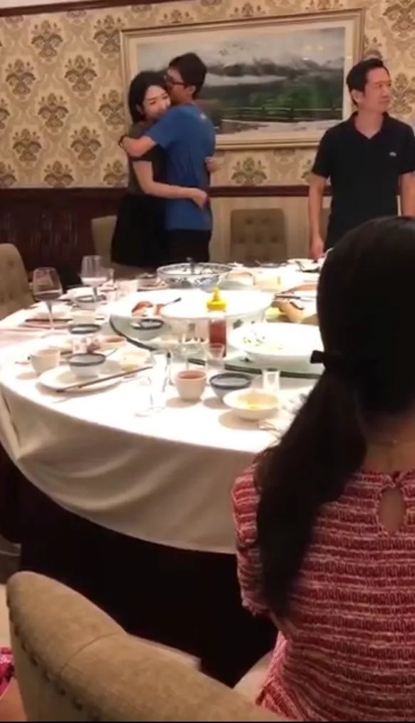 券商圈上演艳照门方正证券美女分析师为评选拉票主动献身
