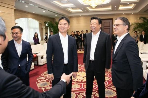 刘强东现身京东总部出席商务活动 与如意集团战略签约